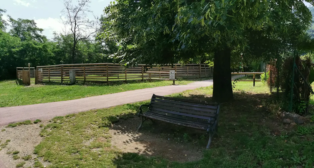 Der eingezäunte Hundebereich neben dem Eingang, mit einer Bank im Schatten