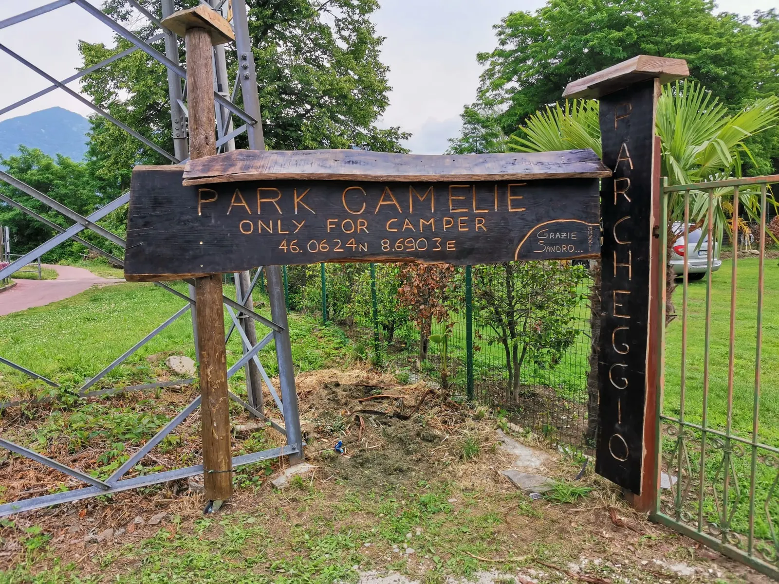 Cartello di ingresso del Parcheggio delle Camelie a Cannobio