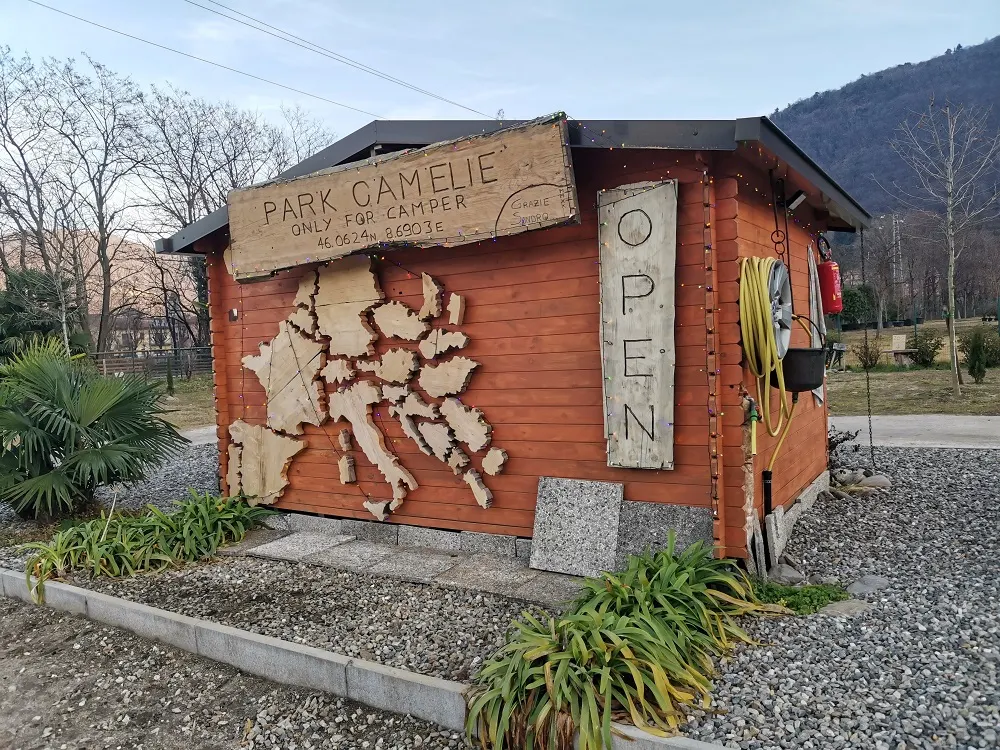 Die Holzkarte an der Rückseite des Häuschens mit den Herkunftsländern der Gäste