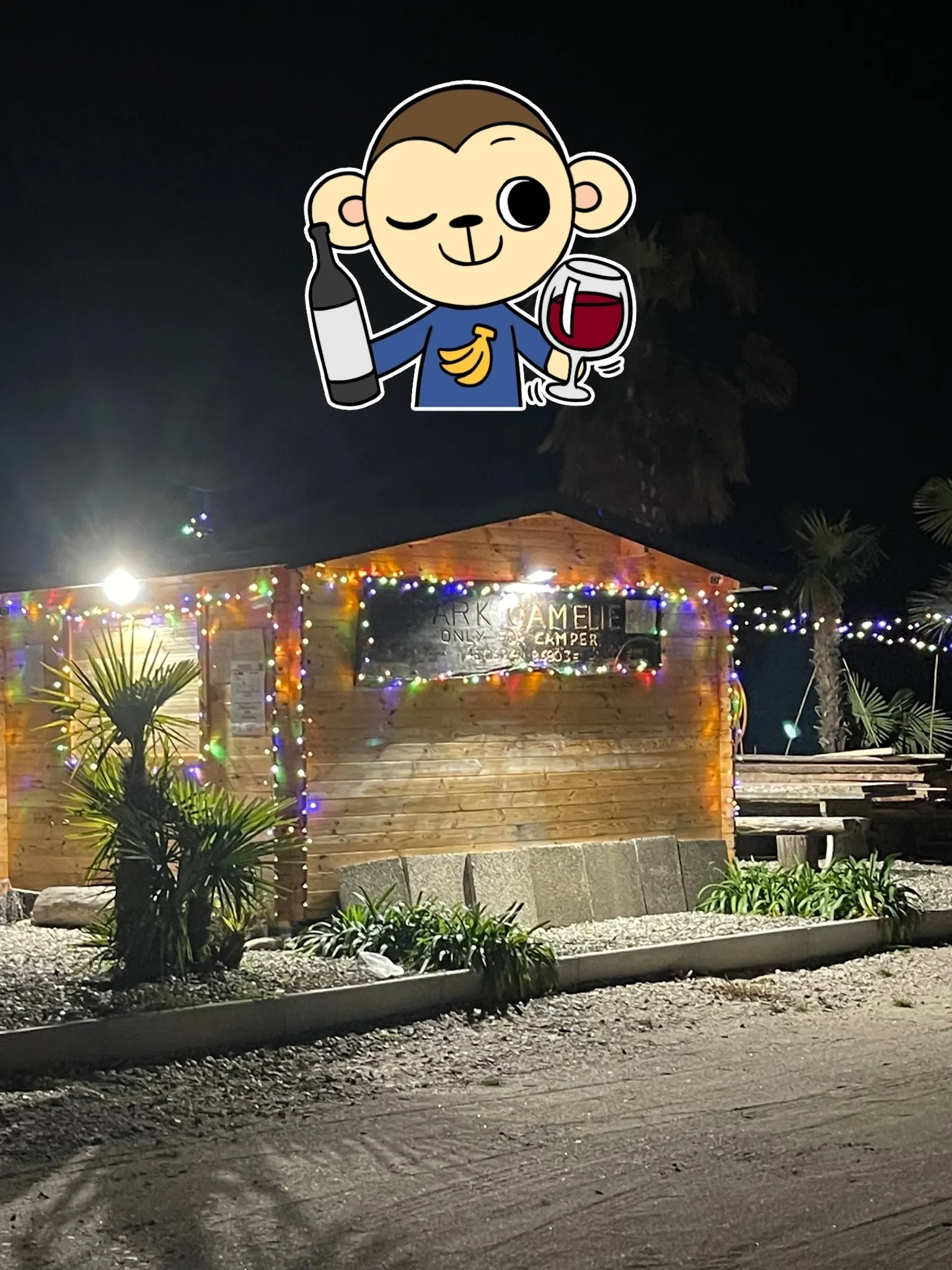 Häuschen und Schild des Parkplatzes nachts mit Weihnachtsbeleuchtung