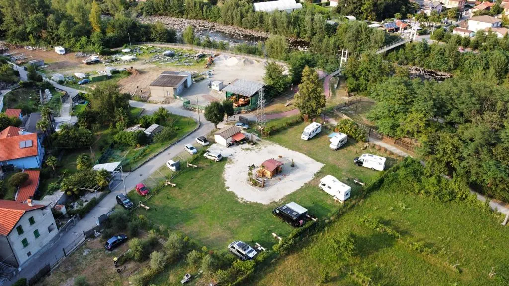 Weitere Luftaufnahme, mit dem Parkplatz zwischen Häusern und Feldern