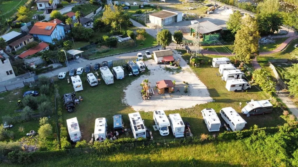 Luftaufnahme der Wohnmobile rund um das zentrale Häuschen
