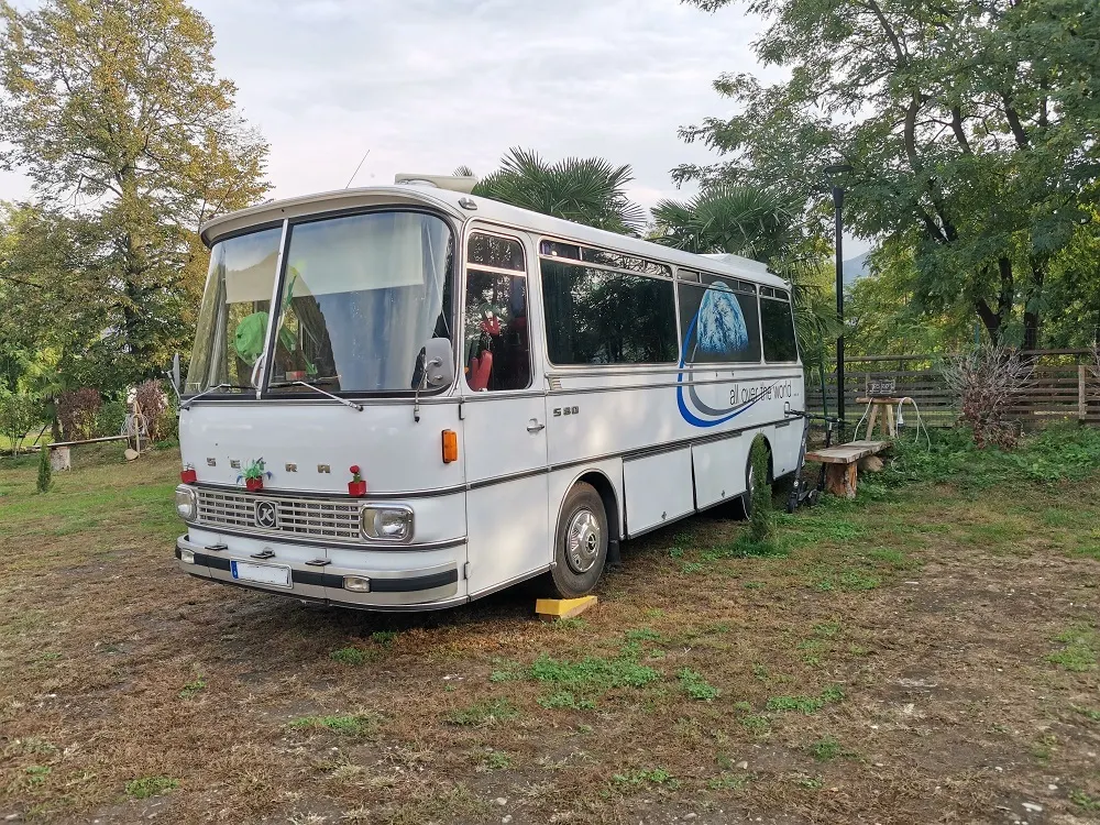 Derselbe Bus von vorn, mit viel freiem Platz ringsum