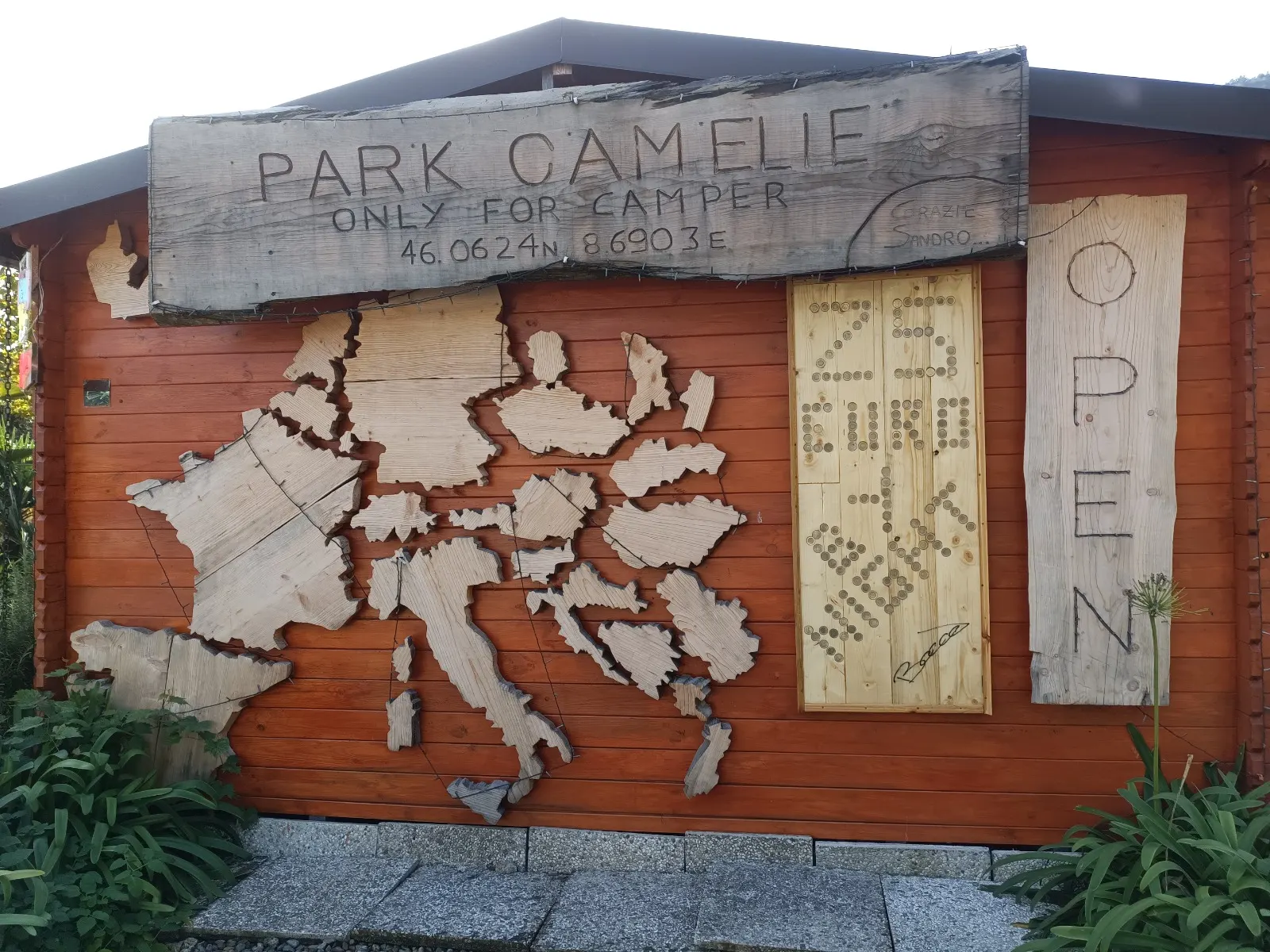 La mappa dell'Europa intagliata nel legno sulla parete della casetta, con i paesi di provenienza dei nostri ospiti