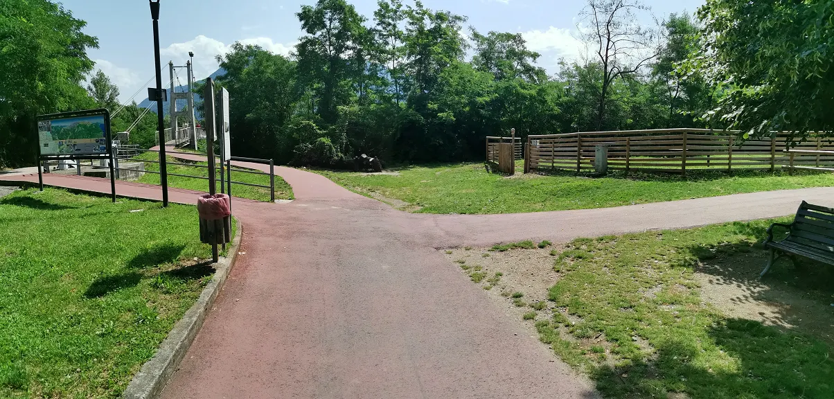 Der Radweg von Cannobio, der am Parkplatz vorbeiführt, mit der Infotafel